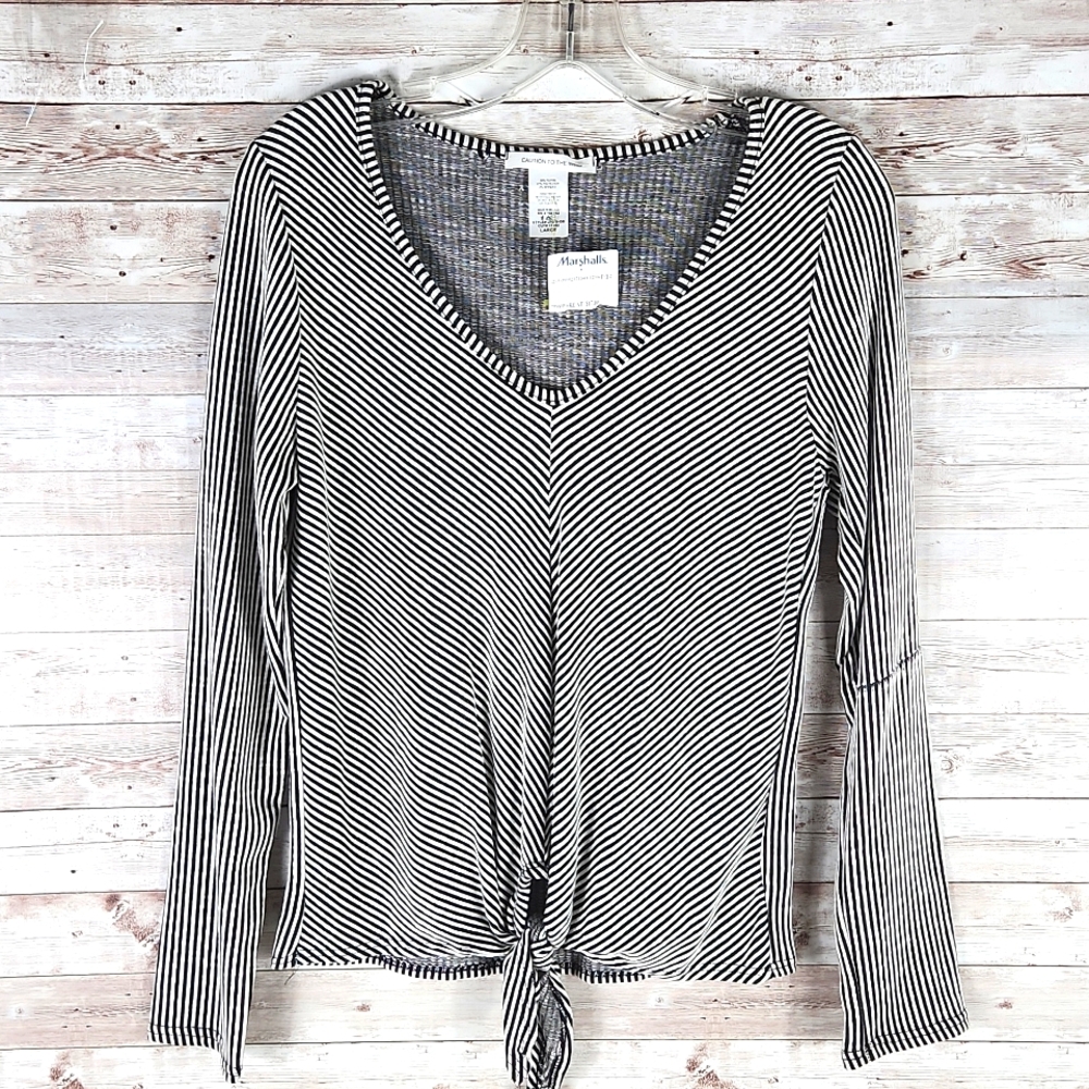 NWOT, Caution to the wind, women's blk/Wht top. V-neck, long sleeves, Sz L